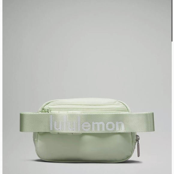 NEW LULULEMON EVERYWHERE BELT BAG KOHLRABI GREEN/WHITE - Picture 3 of 8